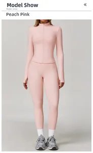Vista frontale del set da yoga rosa pesca con giacca a zip e leggings attillati