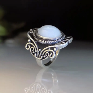 Anello vintage argentato con grande pietra di luna ovale e riflesso a specchio lucido