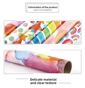 Detail von bunten Geschenkpapierrollen mit leuchtenden Punkten und Regenbogenmustern