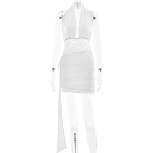 Robe dos nu blanche à col en V avec empiècements en dentelle et jupe plissée chic