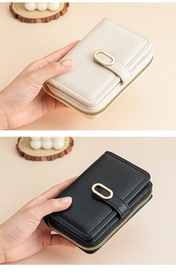 Detail von Geldbörsen aus Leder mit Lychee-Struktur in Off-White und Schwarz mit Gold-Zipper