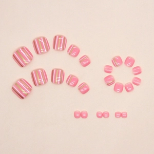 Unghie finte per piedi rosa chic con eleganti strisce dorate e bianche