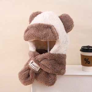 Détail des oreilles d'ours en peluche et étiquette sur l'écharpe à capuche enfant