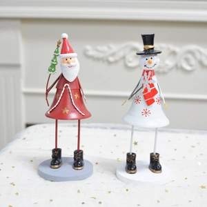 Détail des cloches de Noël en métal peint à la main avec Père Noël et bonhomme de neige
