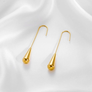 Macro di orecchini a goccia placcati in oro con finitura lucida su seta bianca