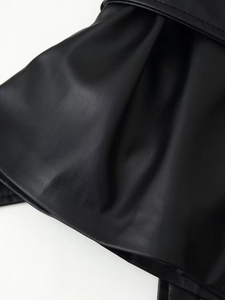 Vue détaillée de la texture et des plis souples du blouson en similicuir noir de qualité