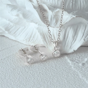 Detalle del sello S925 en el conjunto de joyas de plata y circonitas redondas