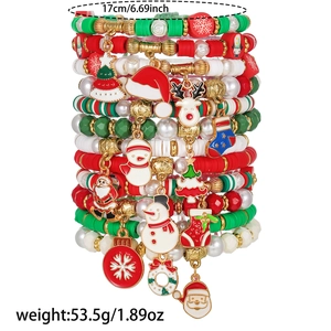 Détail de bracelets de Noël avec pendentifs bonhomme de neige, renne et père Noël