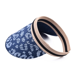 Detalle del sombrero de sol de paja trenzada azul y blanca con borde texturizado