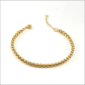 Detail of 18K gold-plated stainless steel Spiga chain bracelet with lobster clasp and extender