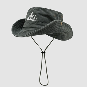 Détails de la broderie montagne et œillets d'aération sur le chapeau de randonnée gris