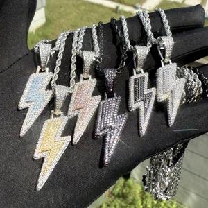 Vue détaillée de pendentifs éclair colorés avec zircone cubique sur chaînes torsadées