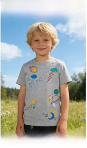 Garçon portant un t-shirt gris avec des imprimés de dessins animés d'espace et météo
