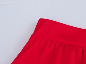 Gros plan sur la taille haute rouge froncée avec texture de tissu lisse du short