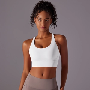 Dettaglio del reggiseno da yoga bianco con schiena incrociata e larghe spalline di sostegno