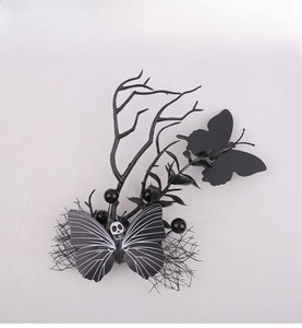 Barrette gothique avec papillon crâne, tulle noir et branche flétrie en gros plan