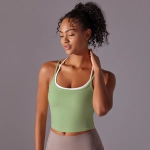 Détail de la brassière de sport vert clair avec doubles bretelles blanches et design superposé