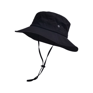 Dettaglio cappello da pesca nero con cordino regolabile e bottoni automatici laterali