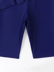 Détail du short de bain bleu marine avec taille à volants et coutures plates élastiques