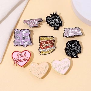 Broche Minimaliste en Alliage Émaillé Girl Power Badge Motivante Lettres Cœur Bijoux pour Sac Vêtements Femmes