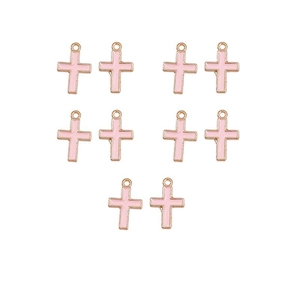 Nahaufnahme von zehn rosa Emaille-Kreuzanhängern mit goldenen Kanten für DIY-Schmuck