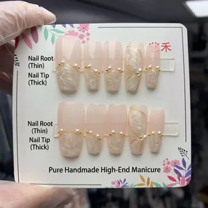 Handgemaakte press-on nagels met nude verloop, witte parels en goudlijnen, set van 10 stuks