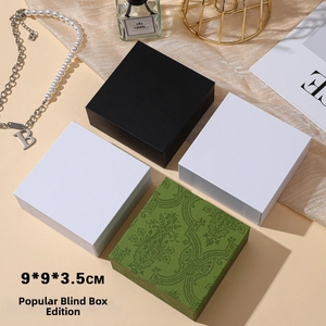 Detail of 9x9x3.5cm vintage green patterned jewelry box with elegant textured finish