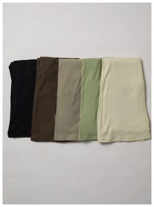Detalle de conjunto de yoga en cinco colores tierra con tejido mate elástico premium