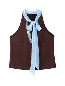 Détail du haut dos nu en satin chocolat avec un nœud en dentelle bleu clair au cou
