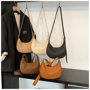 Selezione di borse hobo a mezzaluna in pelle martellata con dettagli metallici