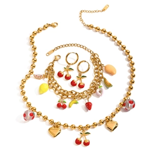 Parure bijoux en acier doré avec breloques de fruits colorés cerise et fraise