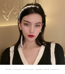 Détail du serre-tête à pampilles en strass étincelants porté par un mannequin en studio