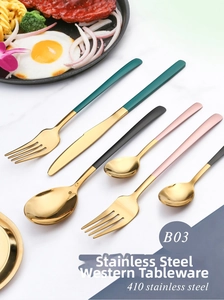 Dettaglio del set di posate in acciaio inossidabile 410 dorato con manici colorati