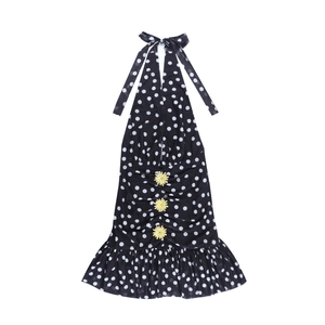 Detailansicht des gepunkteten Kleides mit gelben Gänseblümchen-Knöpfen und Neckholder