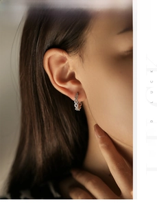 Gros plan sur les créoles Mobius en argent sterling S925 avec cristaux brillants