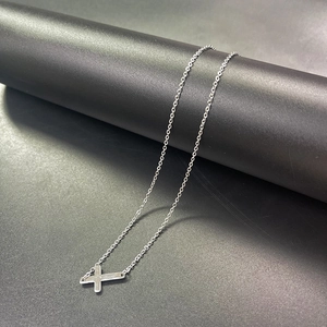 Dettaglio della collana con croce orizzontale in acciaio inossidabile lucido argento
