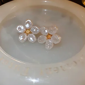 Eleganti orecchini di perle barocche a fiore con nucleo dorato e perni in argento