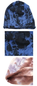 Gros plan détaillé de la texture du bonnet en tricot tie-dye et du bord roulé