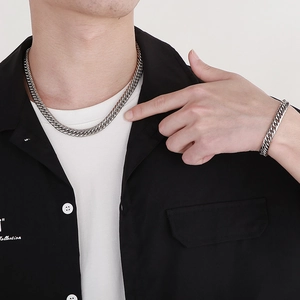 Set uomo con collana e bracciale a catena groumette d'argento indossato da un modello