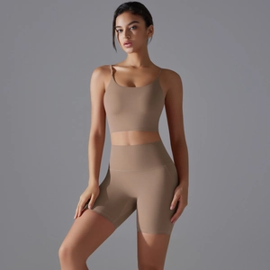 Dettaglio del set shorts yoga a vita alta e crop top in tessuto elasticizzato color moka
