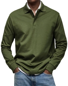 Detail van legergroen poloshirt met lange mouwen, gebreide textuur en geribbelde manchetten