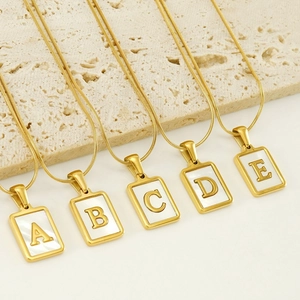 Colliers en acier doré avec pendentif carré en nacre blanche et lettres de l'alphabet