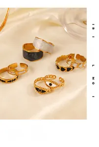 Detailansicht verstellbarer Gold-Emaille-Ringe mit bösem Auge und Herzmustern im Detail