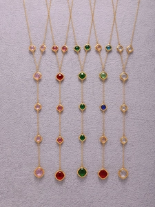 Dettaglio di cinque collane lunghe a Y placcate oro 18k con pietre di vetro quadrate