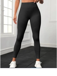 Détail du legging de yoga sans couture taille haute avec texture côtelée et gaine de maintien