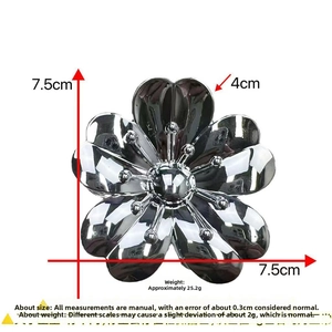 Détail de la pince à cheveux fleur argentée avec dimensions de 7,5 cm et 4,0 cm indiquées