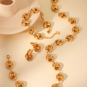 Ensemble bijoux dorés 18K avec collier et boucles d'oreilles au design grain de café