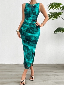 Détail de la robe mi-longue verte sans manches avec imprimé floral et fente latérale