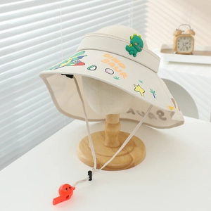 Détail du chapeau de soleil enfant avec motifs dinosaures et cordon à sifflet