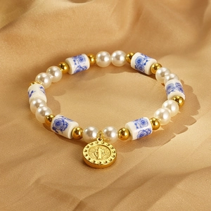 Macro d'un bracelet de perles vintage avec perles florales bleues et pendentif doré